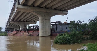 Hai tàu hút cát trôi dạt, mắc kẹt dưới cầu sông Tào ở Thanh Hóa