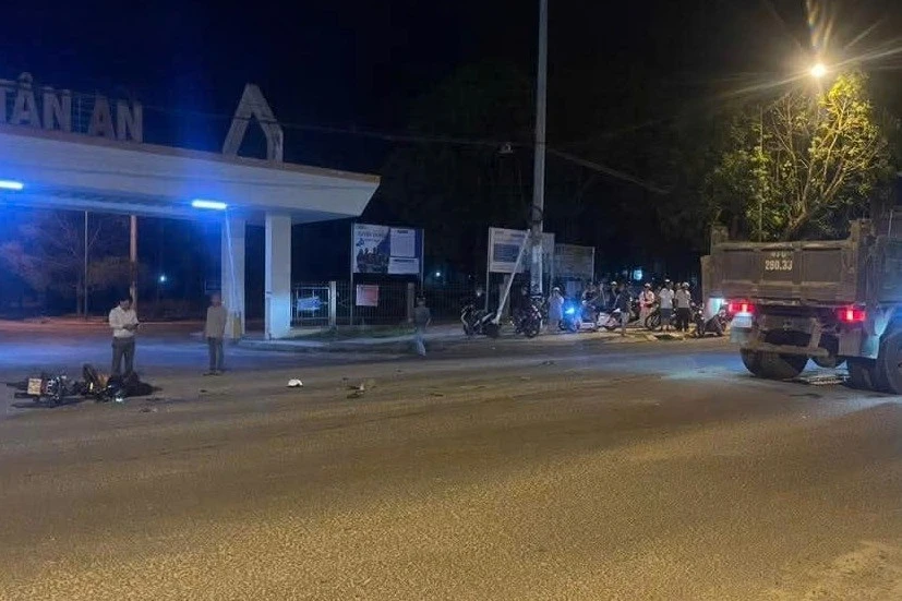 Hai thanh niên tử vong tại chỗ sau cú va chạm với xe ben Hai thanh niên tử vong tại chỗ sau cú va chạm với xe ben