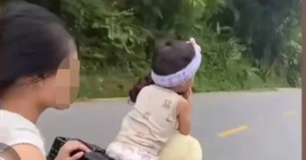 Hai thiếu nữ vi phạm giao thông, chở cháu bé ngồi vắt vẻo trên xe máy