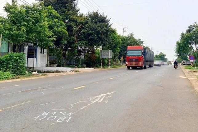 Hai xe máy đối đầu lúc rạng sáng, 3 người tử vong Hai xe máy đối đầu lúc rạng sáng, 3 người tử vong