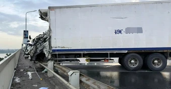 Hai xe tải va chạm trên cầu Thăng Long, hai tài xế mắc kẹt