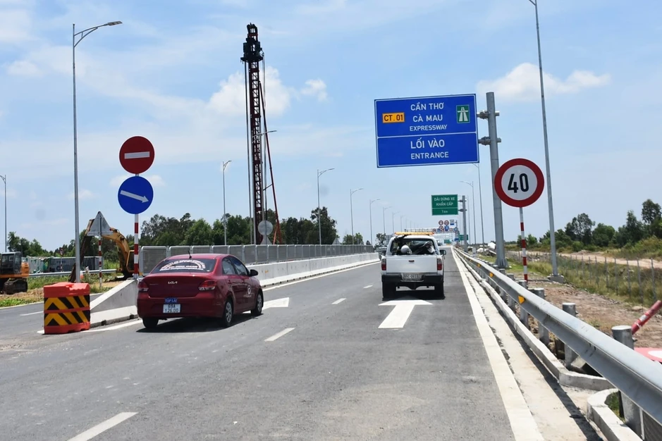 Hàng chục ô tô nối đuôi nhau chờ "mở cửa" cao tốc Hậu Giang - Cà Mau