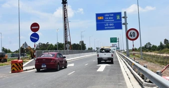 Hàng chục ô tô nối đuôi nhau chờ "mở cửa" cao tốc Hậu Giang - Cà Mau