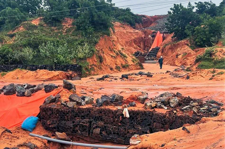 Hàng trăm khối đất đá sạt lở, tràn xuống phủ kín đoạn đường trên Quốc lộ 28 Hàng trăm khối đất đá sạt lở, tràn xuống phủ kín đoạn đường trên Quốc lộ 28