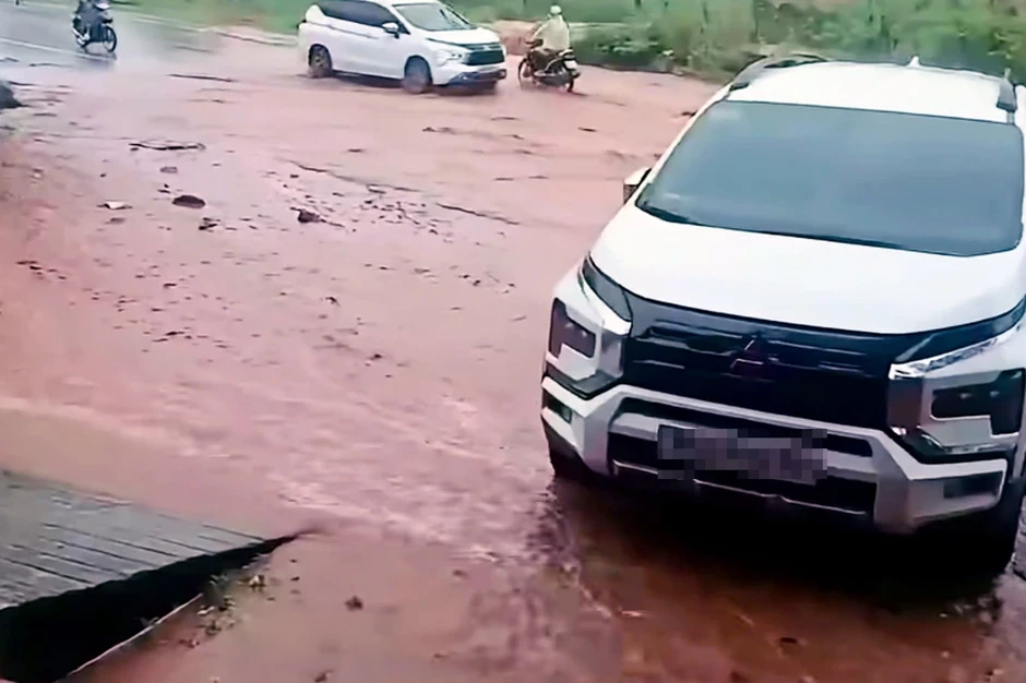 Hàng trăm khối đất đá sạt lở, tràn xuống phủ kín đoạn đường trên Quốc lộ 28 Hàng trăm khối đất đá sạt lở, tràn xuống phủ kín đoạn đường trên Quốc lộ 28