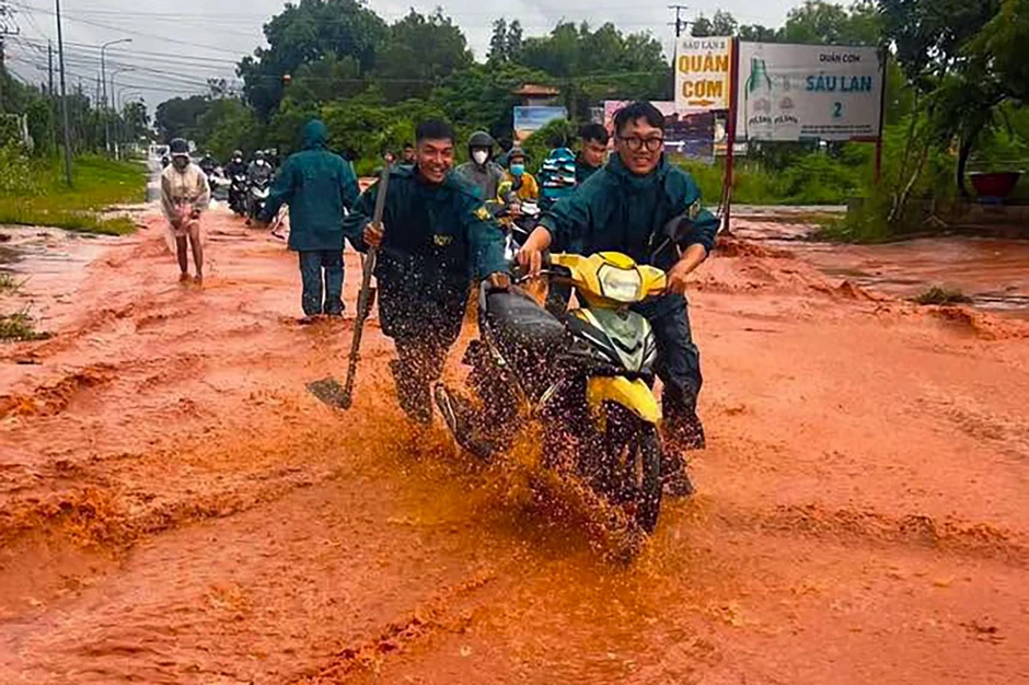 Hàng trăm khối đất đá sạt lở, tràn xuống phủ kín đoạn đường trên Quốc lộ 28 Hàng trăm khối đất đá sạt lở, tràn xuống phủ kín đoạn đường trên Quốc lộ 28