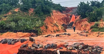 Hàng trăm khối đất đá sạt lở, tràn xuống phủ kín đoạn đường trên Quốc lộ 28
