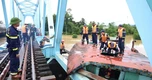 Hàng trăm người xử lý sự cố sà lan bị lũ cuốn, mắc kẹt ở cầu đường sắt