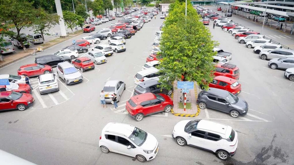 Hành khách chật vật đón xe công nghệ tại sân bay Nội Bài Hành khách chật vật đón xe công nghệ tại sân bay Nội Bài