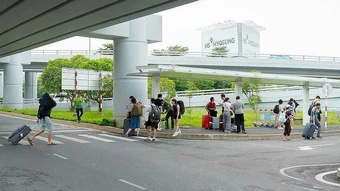 Hành khách chật vật đón xe công nghệ tại sân bay Nội Bài