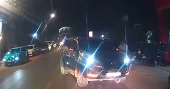Hành vi bất thường của tài xế ô tô khiến loạt xe phải 'chôn chân' trên quốc lộ