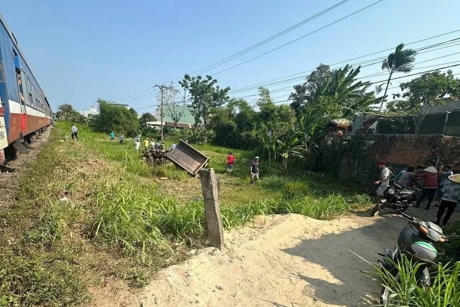 Hiện trường vụ va chạm giữa tàu hỏa và xe công nông, 3 người thương vong