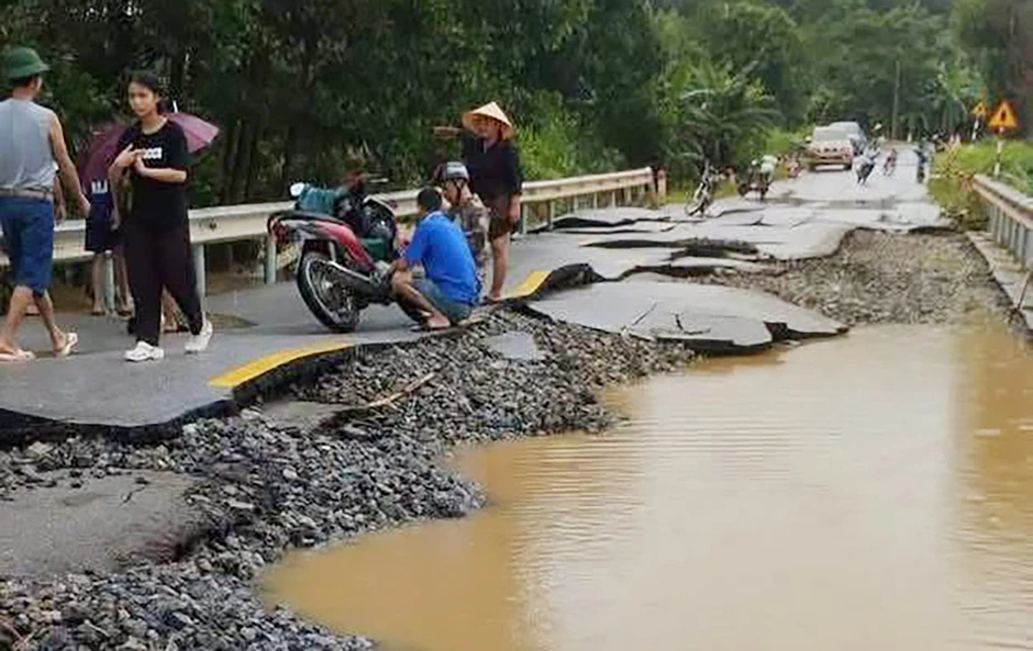 Hình ảnh quốc lộ qua Nghệ An nứt toác khi nước lũ rút