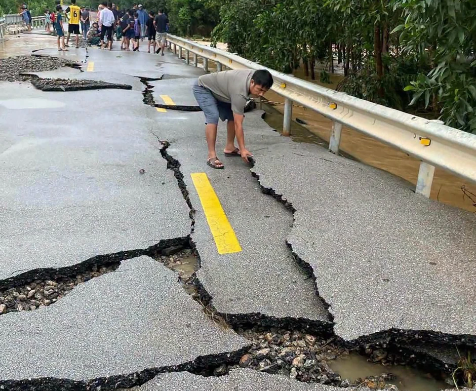Hình ảnh quốc lộ qua Nghệ An nứt toác khi nước lũ rút
