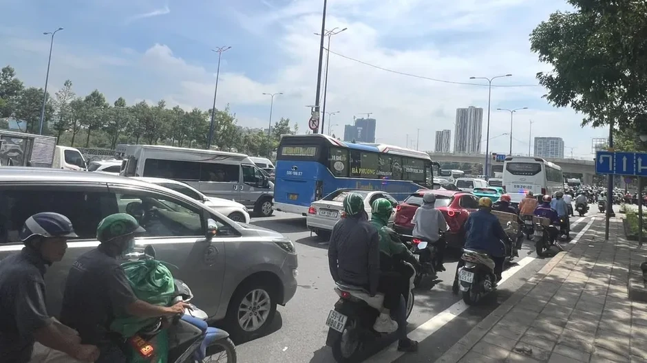 Kẹt xe nghiêm trọng tại nút giao An Phú Kẹt xe nghiêm trọng tại nút giao An Phú