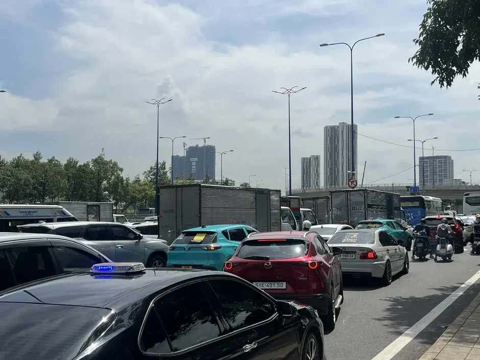 Kẹt xe nghiêm trọng tại nút giao An Phú Kẹt xe nghiêm trọng tại nút giao An Phú