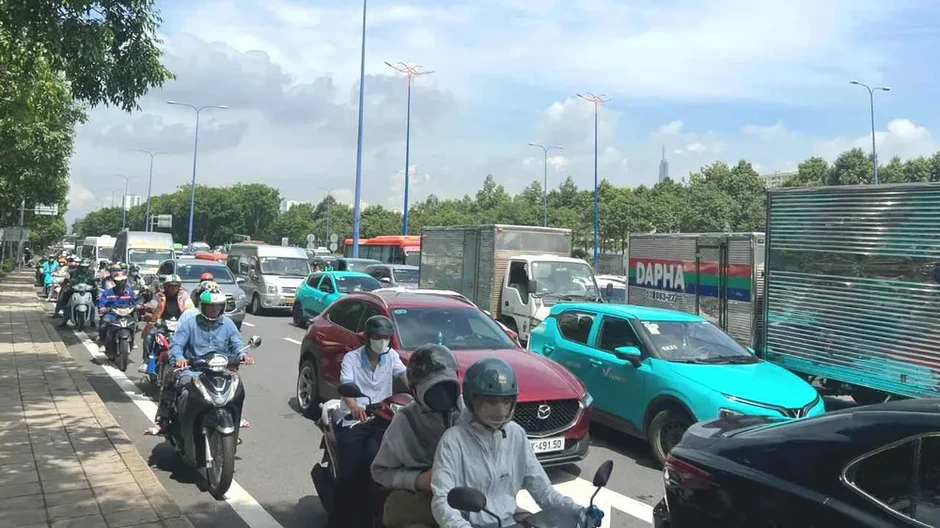 Kẹt xe nghiêm trọng tại nút giao An Phú Kẹt xe nghiêm trọng tại nút giao An Phú