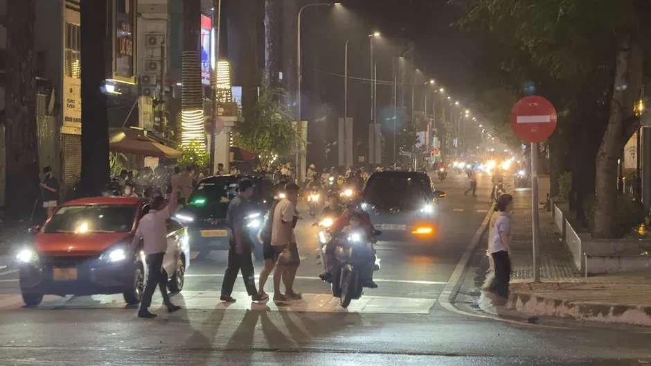 Kẹt xe ở đường Nguyễn Thị Minh Khai, Lý Thái Tổ hướng vào vòng xoay Ngã sáu Cộng Hòa Kẹt xe ở đường Nguyễn Thị Minh Khai, Lý Thái Tổ hướng vào vòng xoay Ngã sáu Cộng Hòa