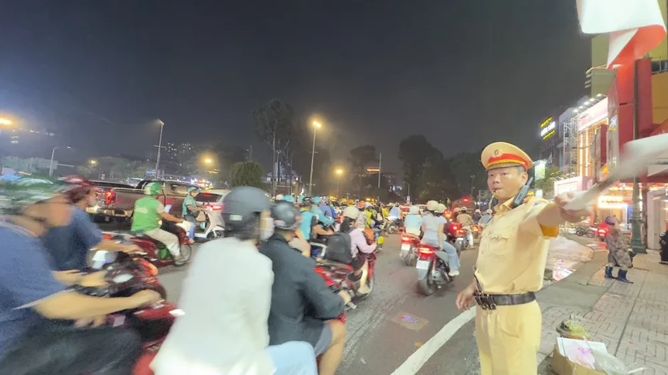 Kẹt xe ở đường Nguyễn Thị Minh Khai, Lý Thái Tổ hướng vào vòng xoay Ngã sáu Cộng Hòa Kẹt xe ở đường Nguyễn Thị Minh Khai, Lý Thái Tổ hướng vào vòng xoay Ngã sáu Cộng Hòa