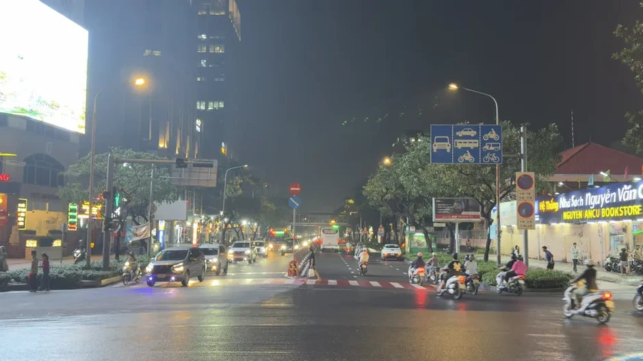 Kẹt xe ở đường Nguyễn Thị Minh Khai, Lý Thái Tổ hướng vào vòng xoay Ngã sáu Cộng Hòa Kẹt xe ở đường Nguyễn Thị Minh Khai, Lý Thái Tổ hướng vào vòng xoay Ngã sáu Cộng Hòa