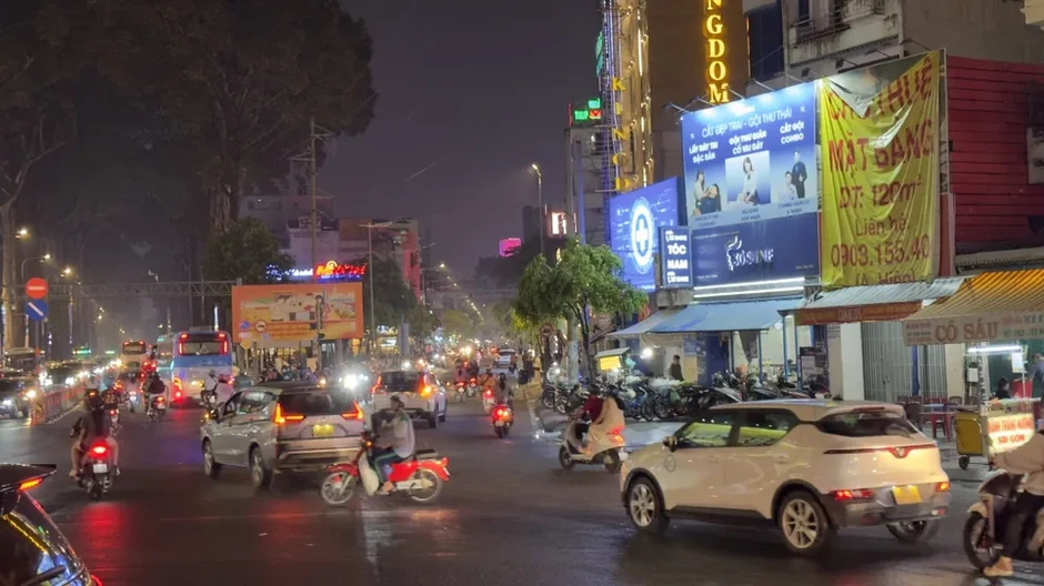 Kẹt xe ở đường Nguyễn Thị Minh Khai, Lý Thái Tổ hướng vào vòng xoay Ngã sáu Cộng Hòa Kẹt xe ở đường Nguyễn Thị Minh Khai, Lý Thái Tổ hướng vào vòng xoay Ngã sáu Cộng Hòa