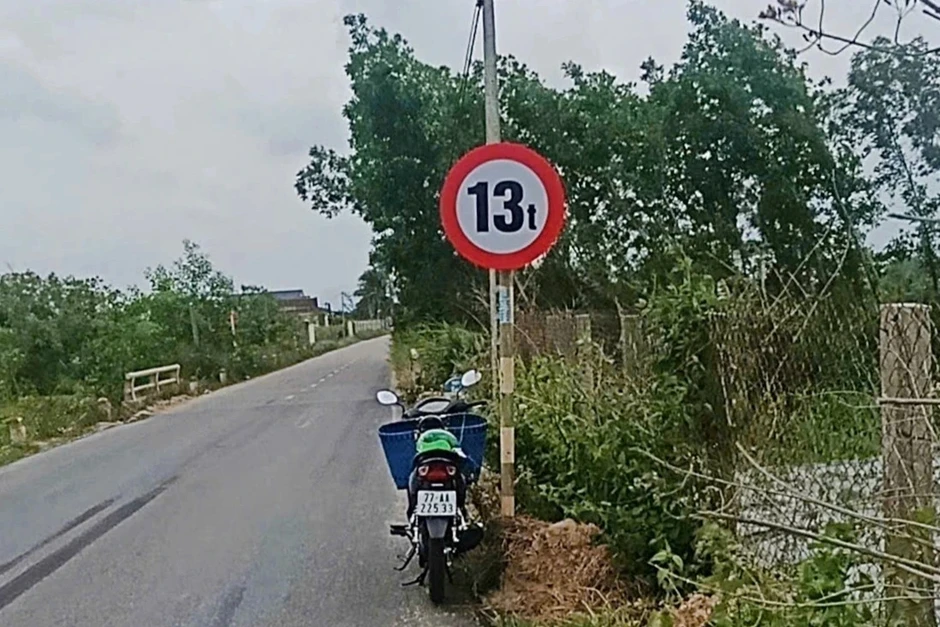 Khắc phục loạt biển báo tải trọng bị sơn đen bất thường ở Gia Lai Khắc phục loạt biển báo tải trọng bị sơn đen bất thường ở Gia Lai