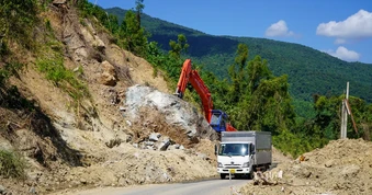 Khánh Hòa: Khẩn trương sửa chữa các tuyến giao thông bị mưa lũ tàn phá