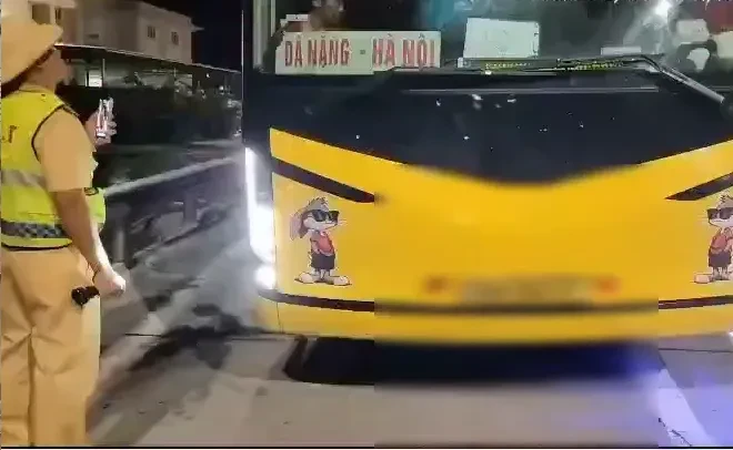Khánh Hòa: Nhồi nhét hành khách, tài xế bị phạt hơn 100 triệu đồng Khánh Hòa: Nhồi nhét hành khách, tài xế bị phạt hơn 100 triệu đồng