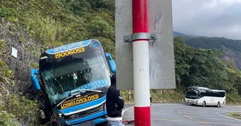 Khánh Hòa: Ô tô chở khách tông vào vách núi trên đèo Khánh Lê