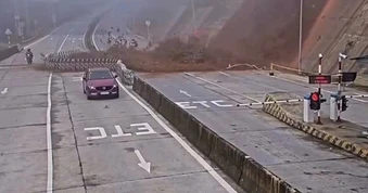 Khoảnh khắc đất đá tràn xuống đường ở Lào Cai, suýt cuốn cả người đi xe máy