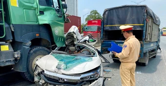Khoảnh khắc giải cứu 3 người mắc kẹt trong ô tô bẹp dúm sau tai nạn liên hoàn ở Hà Nội