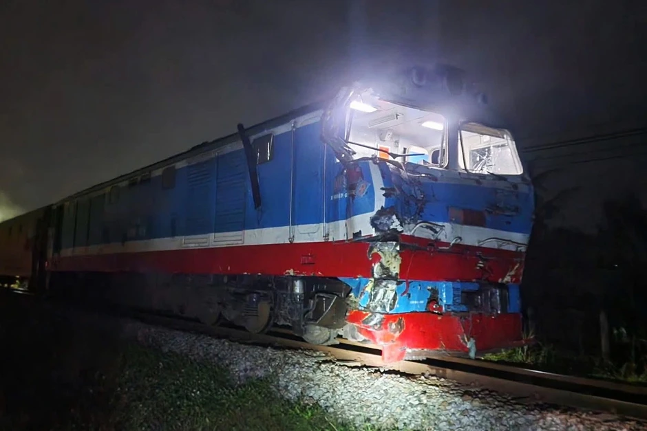 Khoảnh khắc tàu hỏa tông đứt đôi xe tải Khoảnh khắc tàu hỏa tông đứt đôi xe tải