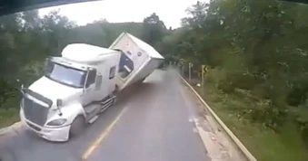 Khoảnh khắc xe container lật ngang ở khúc cua rồi tông ô tô ngược chiều