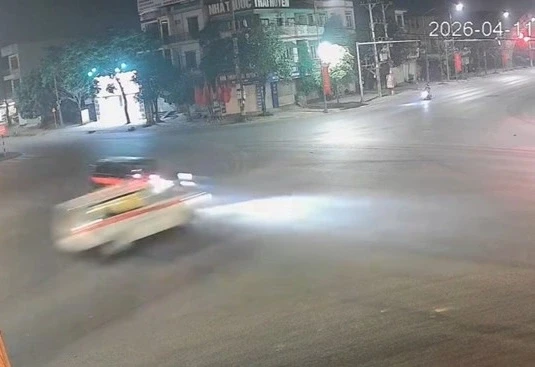 Khoảnh khắc xe cứu thương lật nghiêng sau cú đâm vào ô tô bán tải Khoảnh khắc xe cứu thương lật nghiêng sau cú đâm vào ô tô bán tải