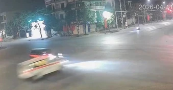 Khoảnh khắc xe cứu thương lật nghiêng sau cú đâm vào ô tô bán tải