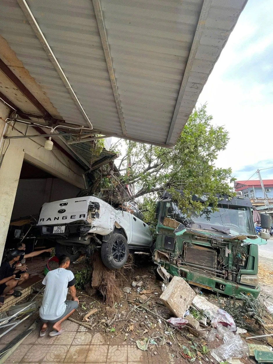 Khoảnh khắc xe tải đâm ô tô đỗ bên đường, hiện trường khiến nhiều người thất kinh Khoảnh khắc xe tải đâm ô tô đỗ bên đường, hiện trường khiến nhiều người thất kinh