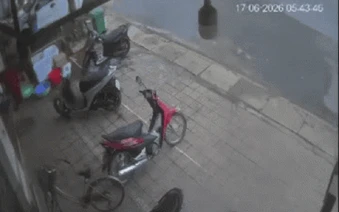 Khoảnh khắc xe tải đâm ô tô đỗ bên đường, hiện trường khiến nhiều người thất kinh