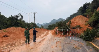 Khôi phục các tuyến giao thông bị sạt lở ở Huế và Quảng Trị