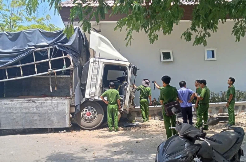 Khởi tố hình sự vụ xe tụt dốc tại triền núi Tà Zôn khiến 3 người tử vong Khởi tố hình sự vụ xe tụt dốc tại triền núi Tà Zôn khiến 3 người tử vong
