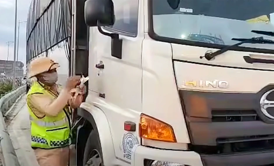 Không có bằng lái, tài xế còn 'độ' dàn đèn trái phép khi chạy cao tốc