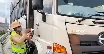 Không có bằng lái, tài xế còn 'độ' dàn đèn trái phép khi chạy cao tốc