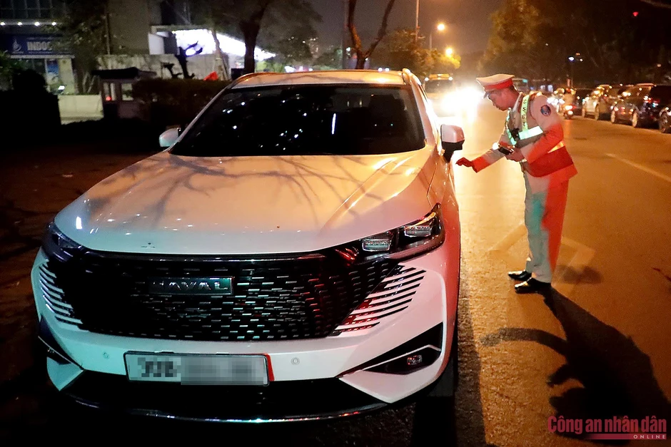 Kiểm soát nồng độ cồn đến khuya, CSGT phát hiện nhiều tài xế ô tô vi phạm Kiểm soát nồng độ cồn đến khuya, CSGT phát hiện nhiều tài xế ô tô vi phạm