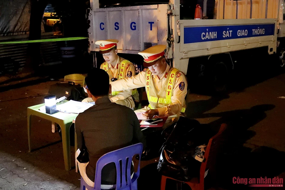 Kiểm soát nồng độ cồn đến khuya, CSGT phát hiện nhiều tài xế ô tô vi phạm Kiểm soát nồng độ cồn đến khuya, CSGT phát hiện nhiều tài xế ô tô vi phạm