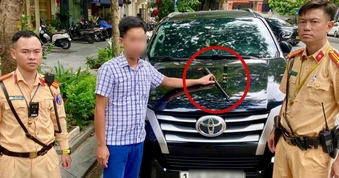 Kiểm tra ô tô đỗ sai quy định, CSGT phát hiện gậy ba khúc, bình xịt hơi cay
