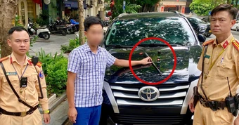 Kiểm tra ô tô đỗ sai quy định ở Hà Nội, phát hiện gậy 3 khúc, bình hơi cay