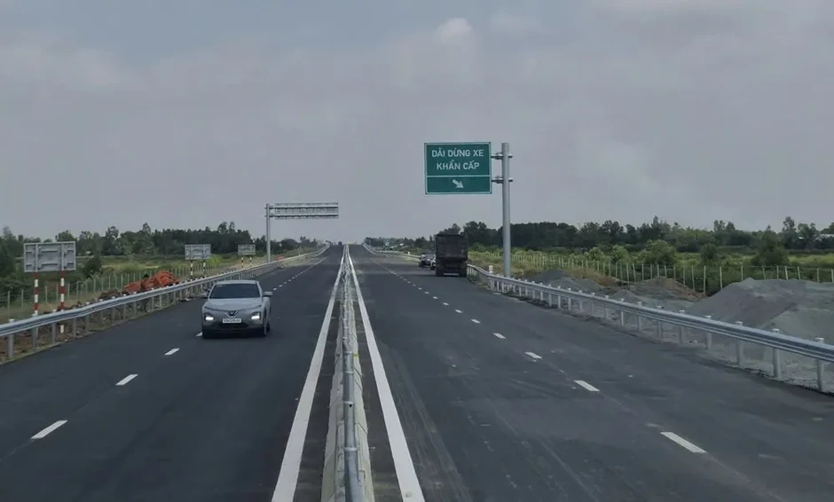 Kiến nghị tạm dừng khai thác đường cao tốc Hậu Giang – Cà Mau Kiến nghị tạm dừng khai thác đường cao tốc Hậu Giang – Cà Mau