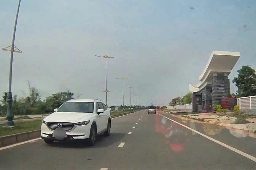 Lái ô tô đi ngược chiều, người phụ nữ đối diện mức phạt 18-20 triệu đồng