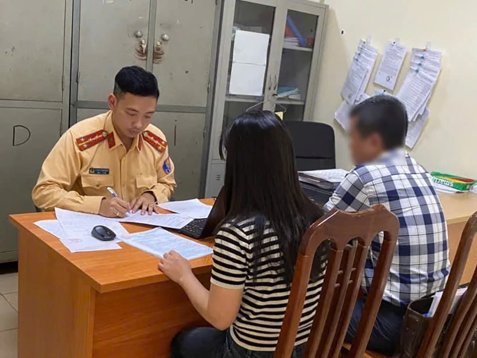 Lái ô tô vẫn dùng hai tay bấm điện thoại, nữ tài xế bị ghi hình gửi CSGT xử phạt Lái ô tô vẫn dùng hai tay bấm điện thoại, nữ tài xế bị ghi hình gửi CSGT xử phạt