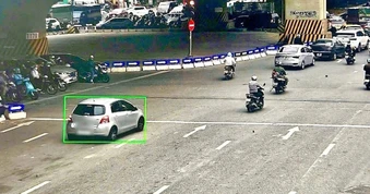 Lái ô tô vượt đèn đỏ để đưa người nhà đi cấp cứu có bị CSGT xử phạt không?