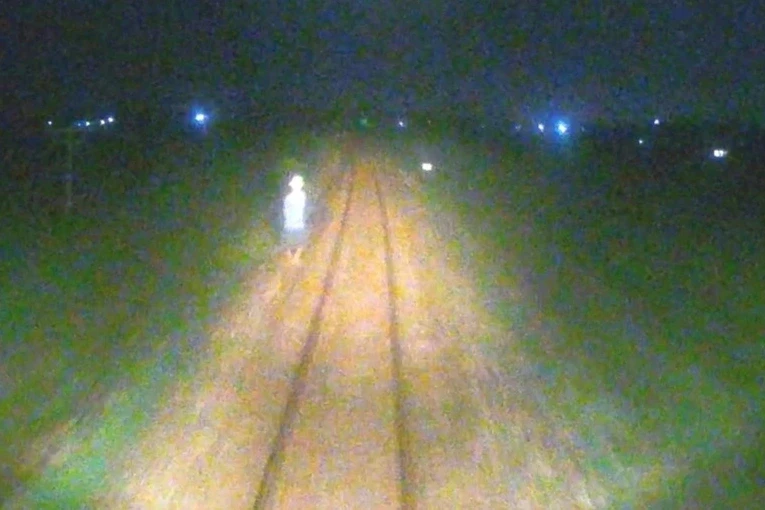 Lái tàu kéo còi, phanh khẩn cấp khi phát hiện người đứng sát mép đường ray Lái tàu kéo còi, phanh khẩn cấp khi phát hiện người đứng sát mép đường ray